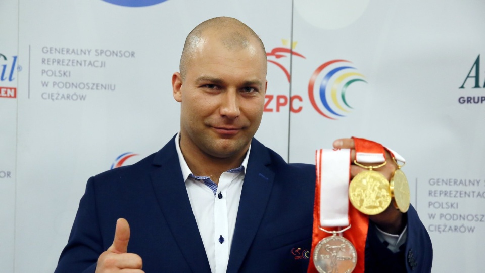 "Spełniłem swoje marzenia, mam złoty medal" - stwierdził na stołecznym lotnisku im. Chopina po powrocie z mistrzostw Europy w podnoszeniu ciężarów w Tbilisi, triumfator kat. 105 kg Bartłomiej Bonk. Fot. PAP/Tomasz Gzell