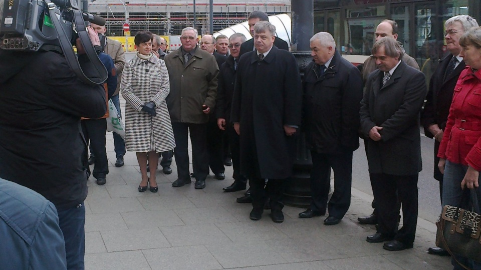 Wiązanki kwiatów od parlamentarzystów, wojewody, samorządowców i chłopskich działaczy złożono przed dawną siedzibą Zjednoczonego Stronnictwa Ludowego przy ul. Dworcowej w Bydgoszczy. Fot. Andrzej Krystek