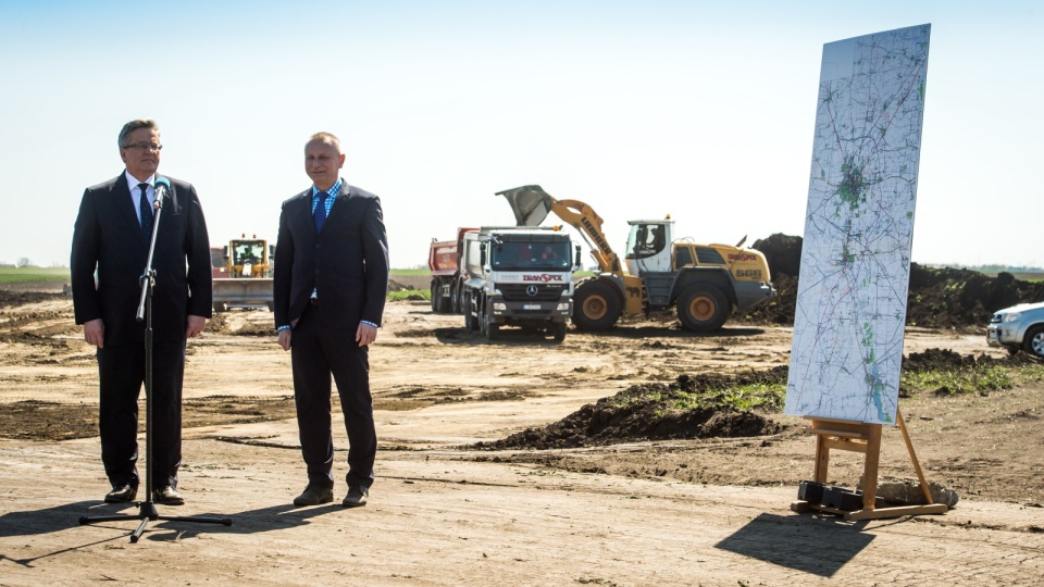 Prezydent Bronisław Komorowski i prezydent Inowrocławia Ryszard Brejza podczas wizyty na placu budowy obwodnicy Inowrocławia w miejscowości Jacewo. Fot. PAP/Tytus Żmijewski