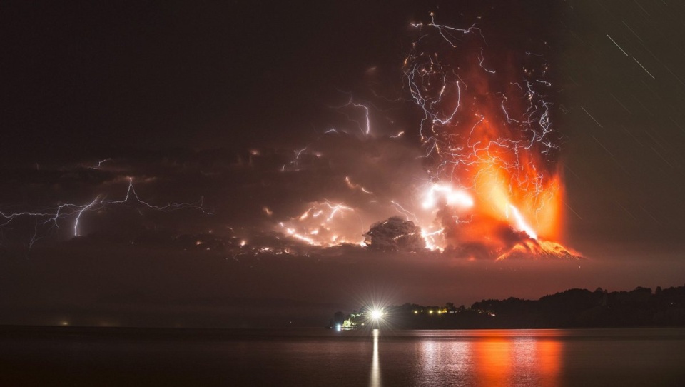 Do pierwszej erupcji doszło w środę ok. godz. 23, a do drugiej ok. godz. 6 w czwartek. Fot. PAP/EPA