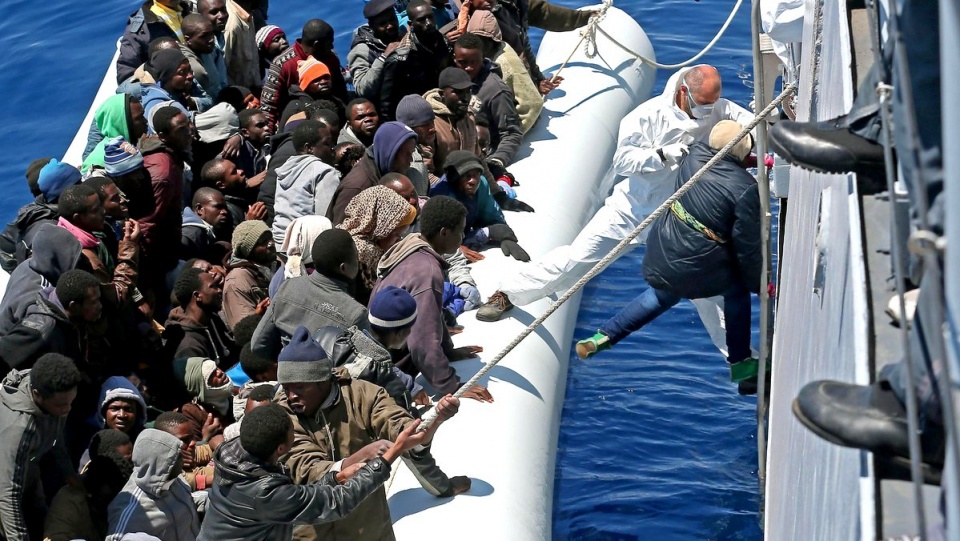 Część z ponad 200 nielegalnych imigrantów uratowanych na Morzu Śródziemnym przez włoską łódź "Denaro". Fot. PAP/EPA