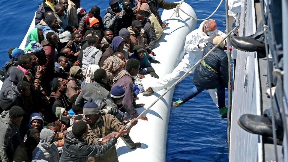 Część z ponad 200 nielegalnych imigrantów uratowanych na Morzu Śródziemnym przez włoską łódź "Denaro". Fot. PAP/EPA