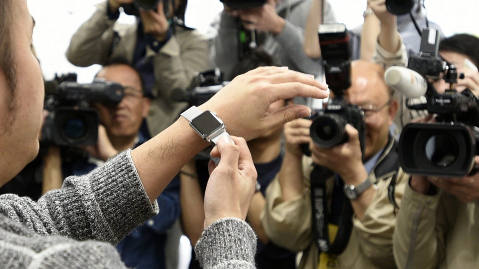 Po dwóch tygodniach przedsprzedaży Apple Watch trafia w piątek do wybranych, specjalnych sklepów na całym świecie m. in. do Tokio. Fot. PAP/EPA