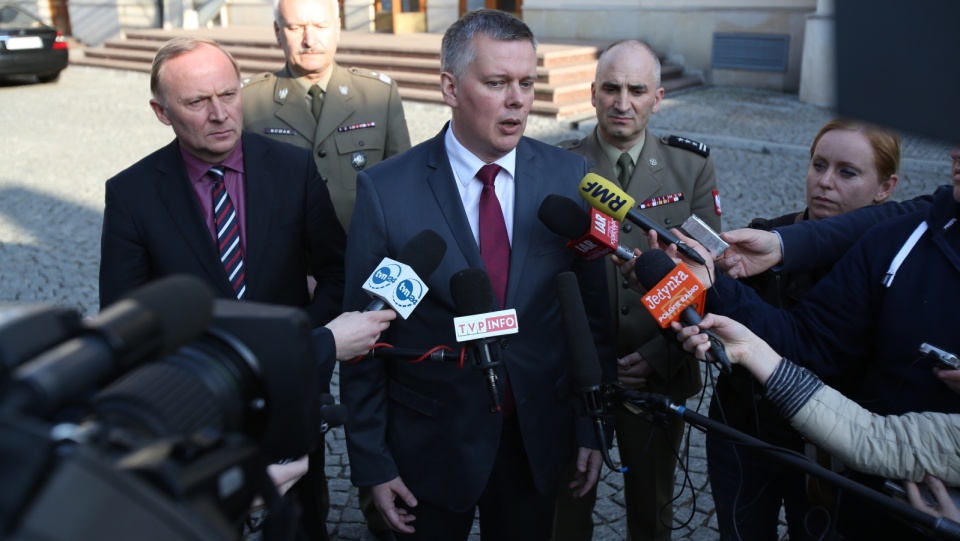 Wicepremier, minister obrony narodowej Tomasz Siemoniak podczas briefingu prasowego po spotkaniu ze związkowcami w Ministerstwie Obrony Narodowej dot. zakupu śmigłowców dla wojska. Fot. PAP/Leszek Szymański