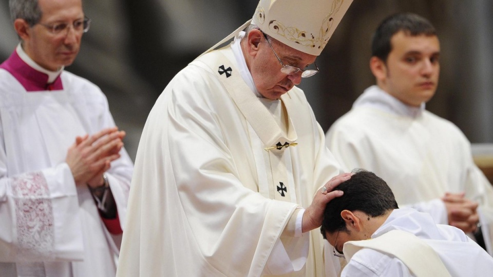 Niech wasze kazania nie będą nudne, a wy nie puszcie się "jak pawie"- mówił papież Franciszek do wyświęconych w niedzielę 19 nowych księży. Fot. PAP/EPA