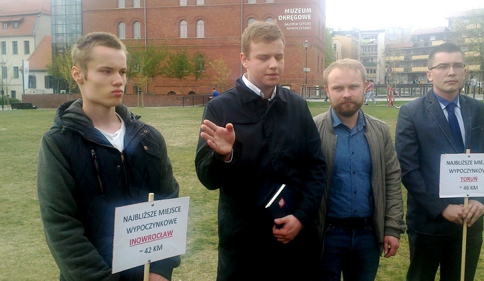 Młodzi działacze partii KORWIN zorganizowali konferencję prasową na trawniku Wyspy Młyńskiej w Bydgoszczy. Fot. Andrzej Krystek