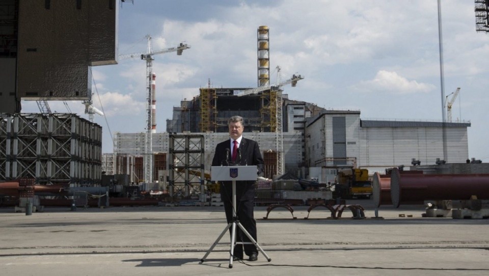 Prezydent Ukrainy Petro Poroszenko złożył wieniec pod pomnikiem ofiar katastrofy przed budynkiem elektrowni w Czarnobylu. Fot. PAP/EPA