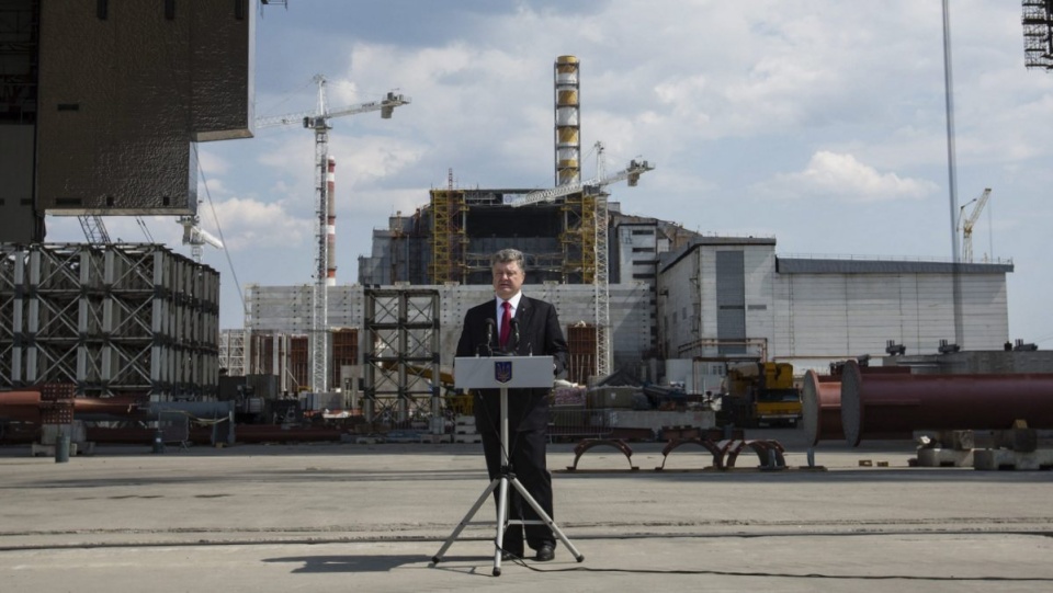 Prezydent Ukrainy Petro Poroszenko złożył wieniec pod pomnikiem ofiar katastrofy przed budynkiem elektrowni w Czarnobylu. Fot. PAP/EPA