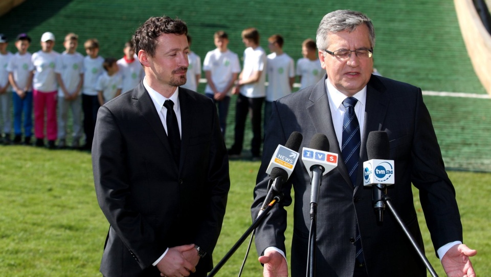 Prezydent RP Bronisław Komorowski (P) i kierowca rajdowy, były skoczek narciarski - Adam Małysz (L), podczas zwiedzania kompleksu zmodernizowanych skoczni narciarskich Wisła Centrum. Fot. PAP/Andrzej Grygiel