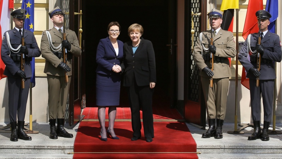 Ewa Kopacz (L) wita Angelę Merkel w Warszawie. Fot. PAP/Paweł Supernak