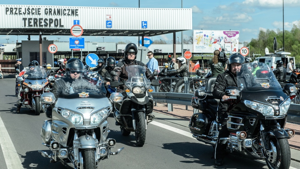 Polscy motocykliści z Rajdu Katyńskiego zadeklarowali, że pojadą przez Polskę, by złożyć kwiaty i zapalić znicze w miejscach, w których mieli to zrobić rosyjscy motocykliści. Fot. PAP/Wojciech Pacewicz