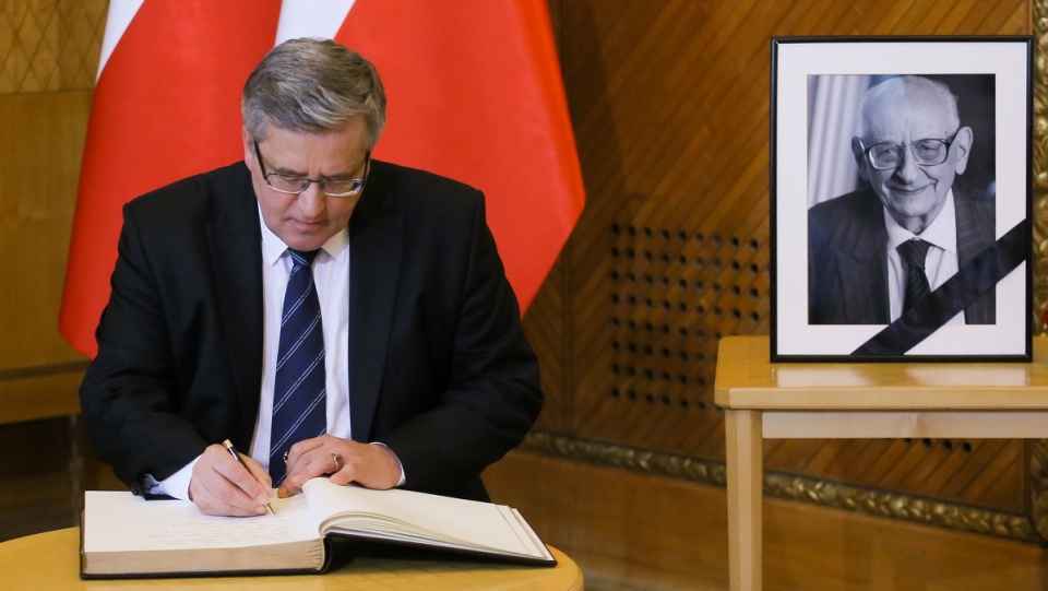 Bronisław Komorowski wpisał się do księgi kondolencyjnej wystawionej w Kancelarii Prezesa Rady Ministrów w Warszawie, w gabinecie prof. Bartoszewskiego. Fot. PAP/Paweł Supernak