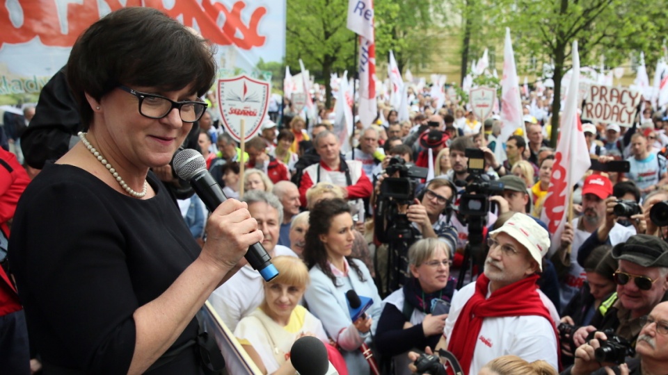 Minister edukacji Joanna Kluzik-Rostkowska (L) wyszła do uczestników manifestacji "S" oświatowej przed KPRM w Warszawie. Fot. PAP/Tomasz Gzell