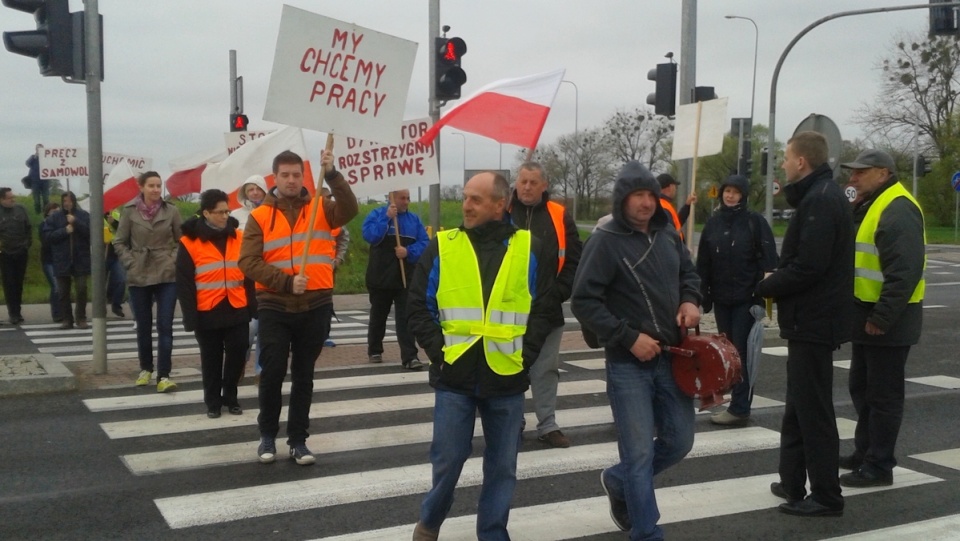 Przez 2 godziny pracownicy spółki Bioetanol AEG blokowali skrzyżowanie drogi krajowej nr 91 z drogą 551 w Kończewicach. Fot. Adriana Andrzejewska