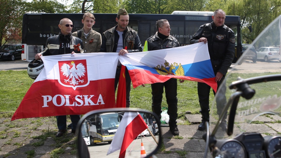 Rosyjscy motocykliści deklarujący przynależność do klubu "Nocne Wilki" na parkingu przed Muzeum Auschwitz-Birkenau w Oświęcimiu. Fot. PAP/Stanisław Rozpędzik