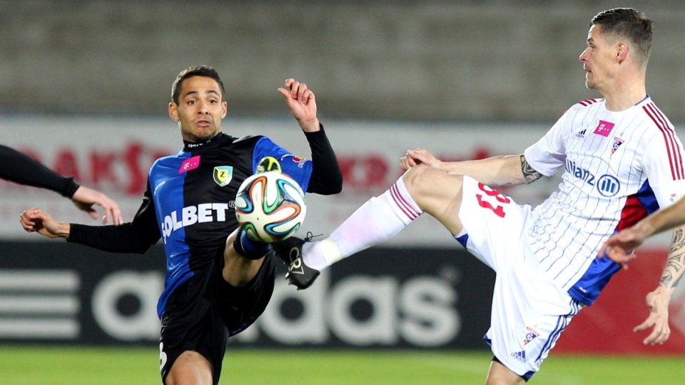 Zawodnik Górnika Zabrze Robert Jeż ( P ) walczy o piłkę z Alvarinho (L) z Zawiszy Bydgoszcz. Fot.PAP/Andrzej Grygiel