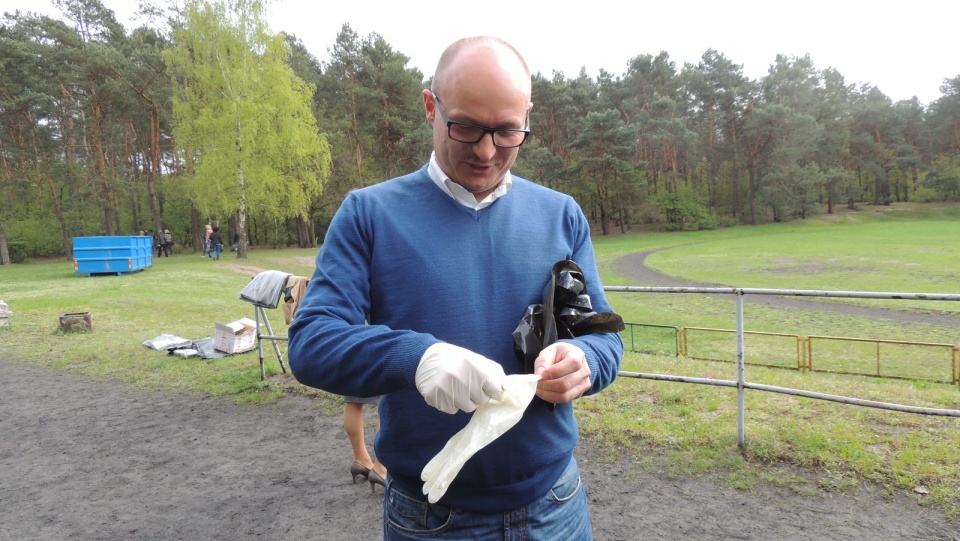 Prezydent Marek Wojtkowski rozpoczyna sprzątanie na włocławskim Zazamczu. Fot. Marek Ledwosiński