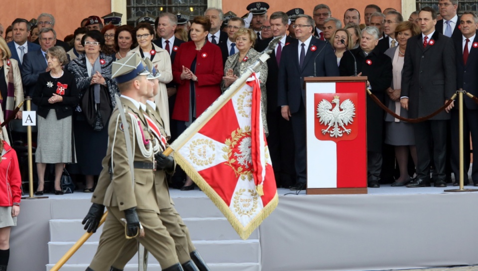 W uroczystościach z okazji Święta Konstytucji 3 Maja na pl. Zamkowym w Warszawie wzięły udział najwyższe władze państwowe. Fot. PAP/Tomasz Gzell