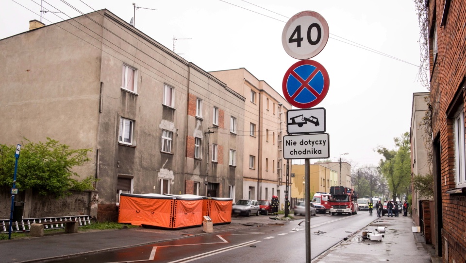 Skokochrony rozłożone przed kamienicą przy ul. Stromej w Bydgoszczy. Fot. PAP/Tytus Żmijewski