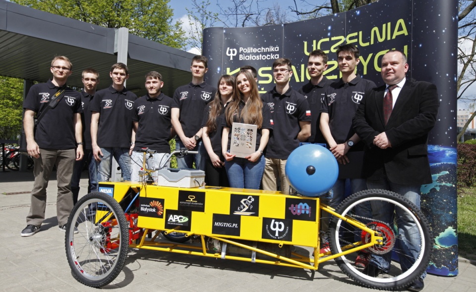 Studenci Wydziału Mechanicznego Politechniki Białostockiej z koła naukowego KNAPP zaprezentowali 5 bm. pneumobil - pojazd pneumatyczny "Tech No Logic"- napędzany sprężonym powietrzem. PAP/Artur Reszko