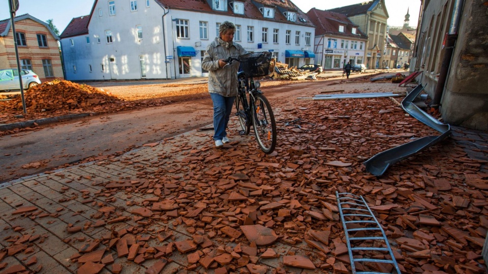 Tornado wyrządziło ogromne straty w miasteczku Buetzow pod Rostockiem. Fot. PAP/EPA