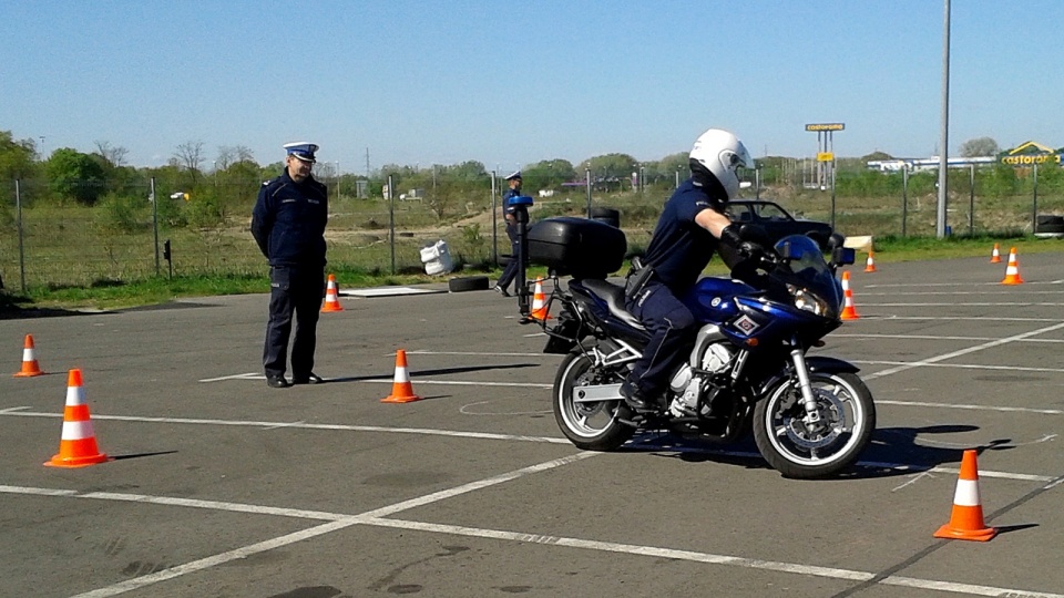 Próba sprawnościowa jazdy motocyklem. Fot. Adriana Andrzejewska
