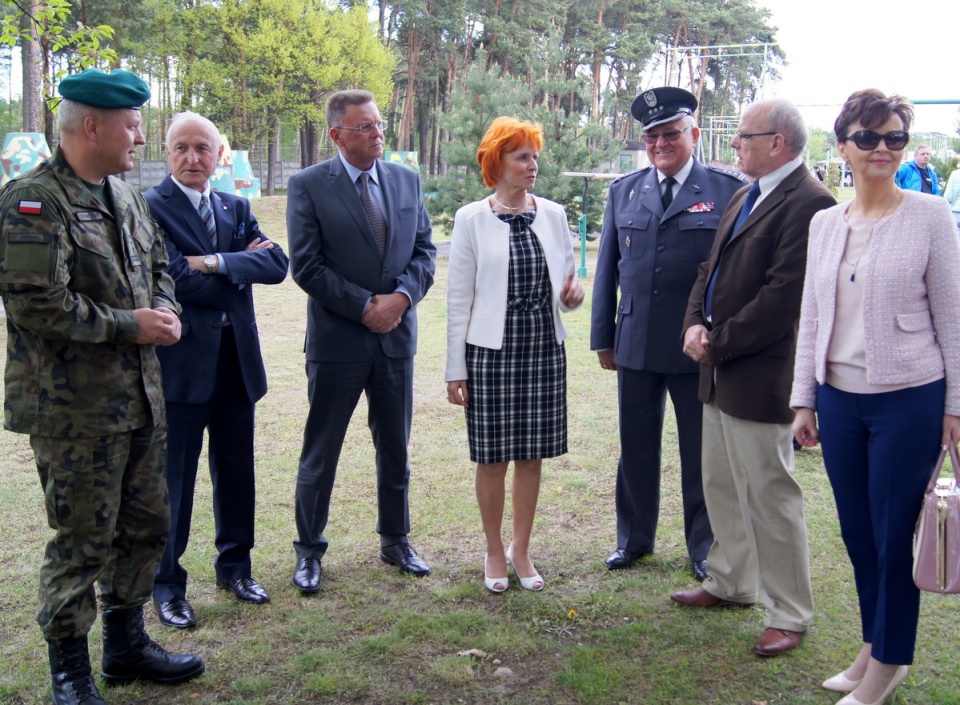 Umiejętności żołnierzy podziwiali m.in.: wicewojewoda Elżbieta Rusielewicz, poseł Iwona Kozłowska oraz wicemarszałek Zbigniew Ostrowski. Fot. Henryk Żyłkowski