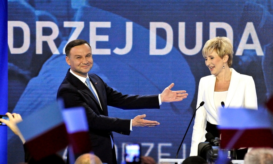 Kandydat Prawa i Sprawiedliwości na prezydenta RP Andrzej Duda (L) z żoną Agatą Kornhauser-Dudą, 7 bm. w Warszawie podczas spotkania podsumowującego jego kampanię wyborczą. Fot. PAP/Marcin Obara