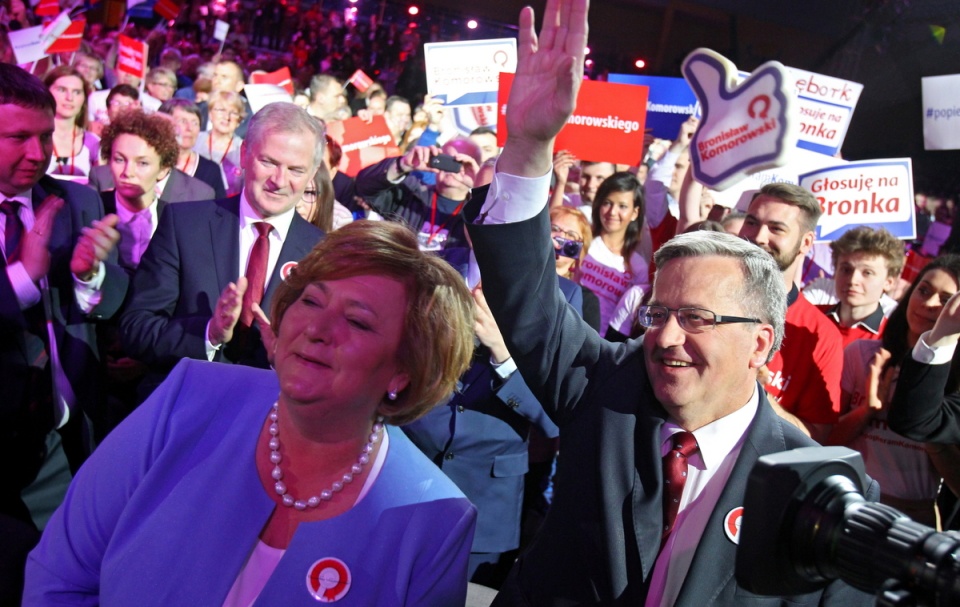 Ubiegający się o reelekcję prezydent Bronisław Komorowski (P) i towarzysząca mu żona Anna (L) podczas podsumowującej kampanię wyborczą konwencji, w hali Stulecia w Sopocie. Fot. PAP/Piotr Wittman