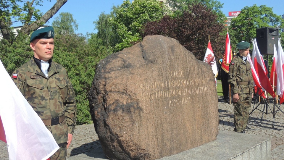 Obchody w Toruniu zorganizowano pod pomnikiem "Ku czci poległych i pomordowanych przez hitlerowskiego najeźdźcę w latach 1939-1945". Fot. Michał Zaręba