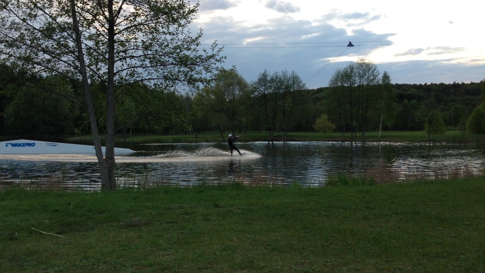 W ten weekend można już było korzystać z atrakcji w bydgoskim Wakeparku. Fot. Tomasz Kaźmierski