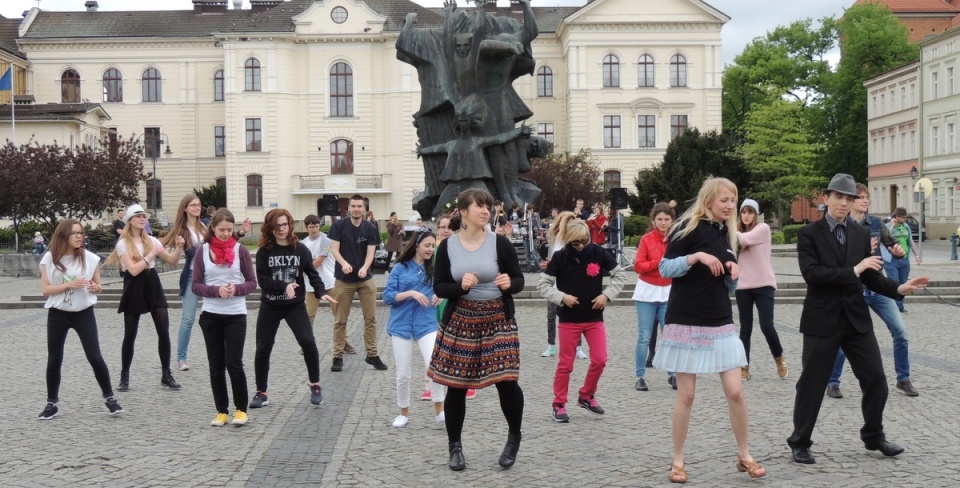 Bydgoszczanie tańczyli prosty układ choreograficzny do muzyki na żywo. Fot.Tatiana Adonis