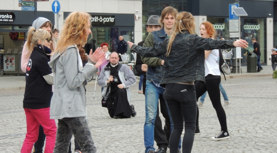 Bydgoszczanie tańczyli prosty układ choreograficzny do muzyki na żywo. Fot.Tatiana Adonis