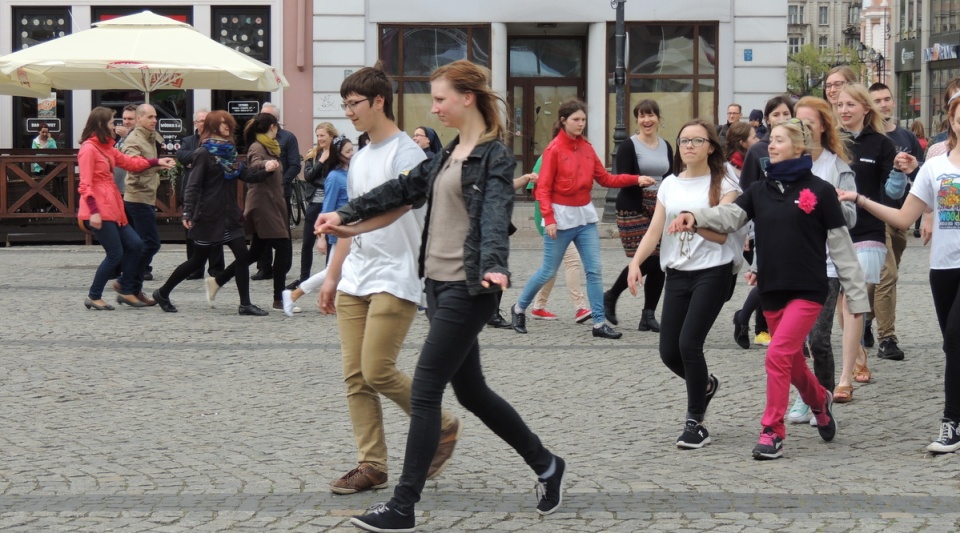 Bydgoszczanie tańczyli prosty układ choreograficzny do muzyki na żywo. Fot.Tatiana Adonis