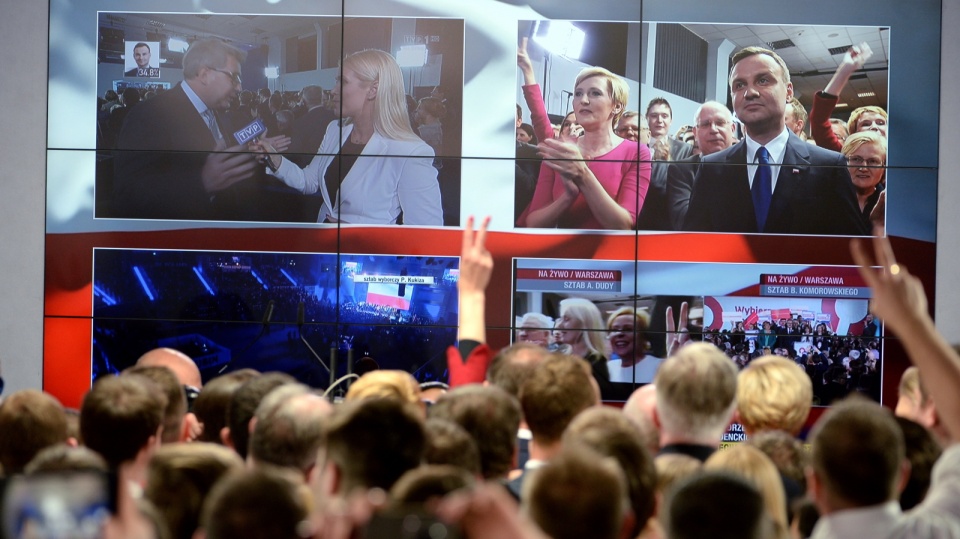 Wieczór wyborczy w sztabie kandydata PiS Andrzeja Dudy (na ekranie) w Warszawie. Fot. PAP/Jacek Turczyk