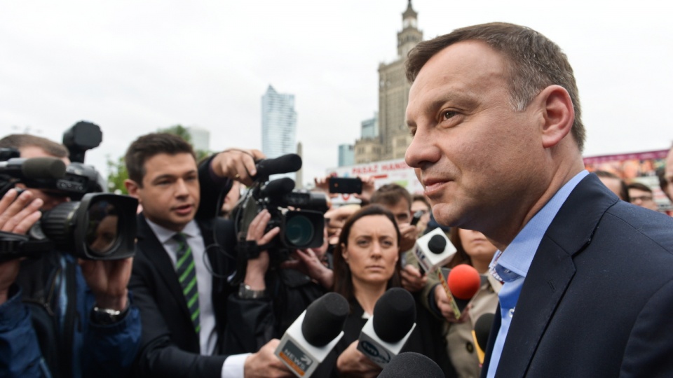 Kandydat na prezydenta Andrzej Duda rozmawia z dziennikarzami. Fot. PAP/Marcin Obara