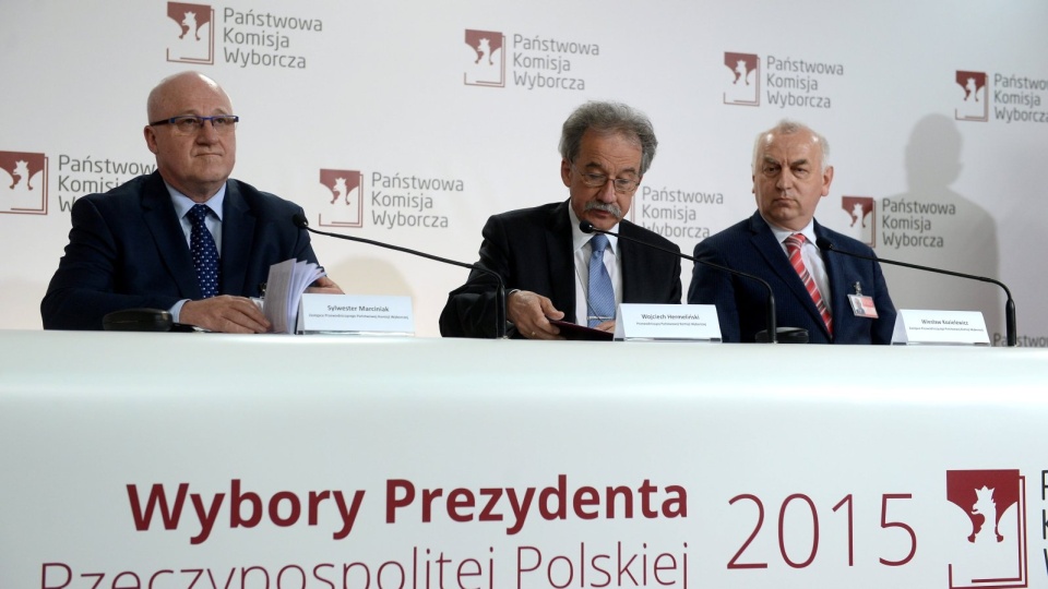 Członkowie Państwowej Komisji Wyborczej - przewodniczący Wojciech Hermeliński ( C ) oraz zastępcy przewodniczącego Sylwester Marciniak (L) i Wiesław Kozielewicz ( P ). Fot.PAP/Bartłomiej Zborowski