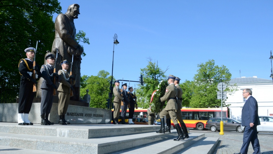 Bronisław Komorowski złożył kwiaty przy pomniku Józefa Piłsudskiego z okazji 80. rocznicy śmierci marszałka. Fot. PAP/Jacek Turczyk