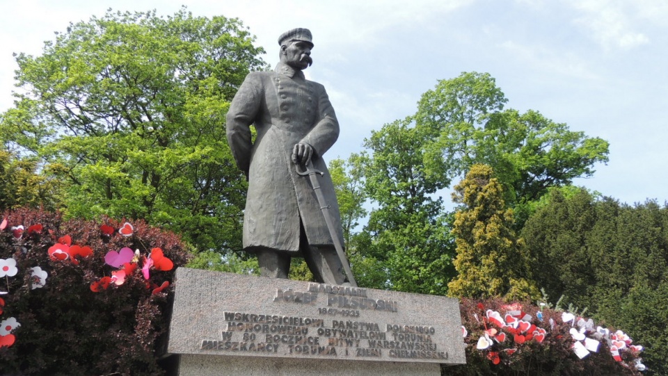 Obchody odbyły się pod pomnikiem polskiego wodza - Honorowego Obywatela Torunia. Fot. Michał Zaręba