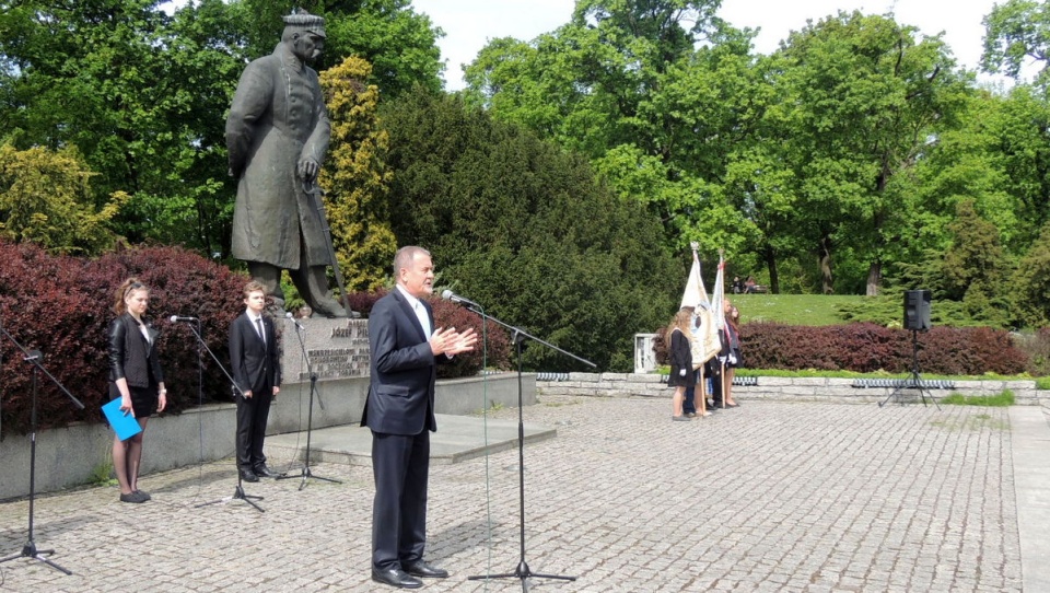 Obchody odbyły się pod pomnikiem polskiego wodza - Honorowego ObywObchody odbyły się pod pomnikiem polskiego wodza - Honorowego Obywatela Torunia. Fot. Michał Zarębaatela Torunia