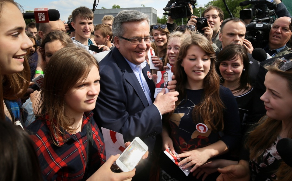 Ubiegający się o reelekcję prezydent Bronisław Komorowski (C) podczas spaceru w okolicach stacji metra Centrum Nauki Kopernik w Warszawie. Fot. PAP/Paweł Supernak