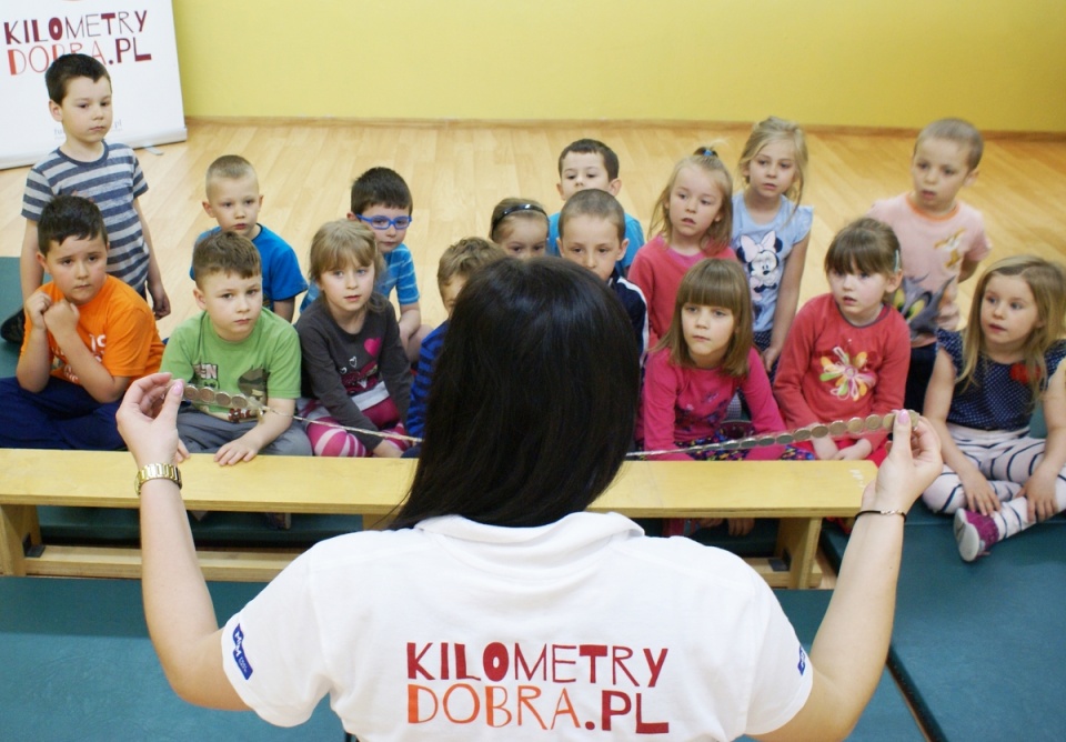 Na spotkanie dzieci przyniosły złotówki, które samodzielnie dokleiły do wiatrakowych "Kilometrów Dobra". Fot. nadesłane