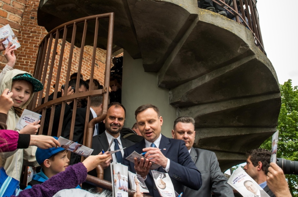 Kandydat PiS na prezydenta RP, Andrzej Duda na spotkaniu z mieszkańcami pod Mysią Wieżą w Kruszwicy. Fot.PAP/Tytus Żmijewski