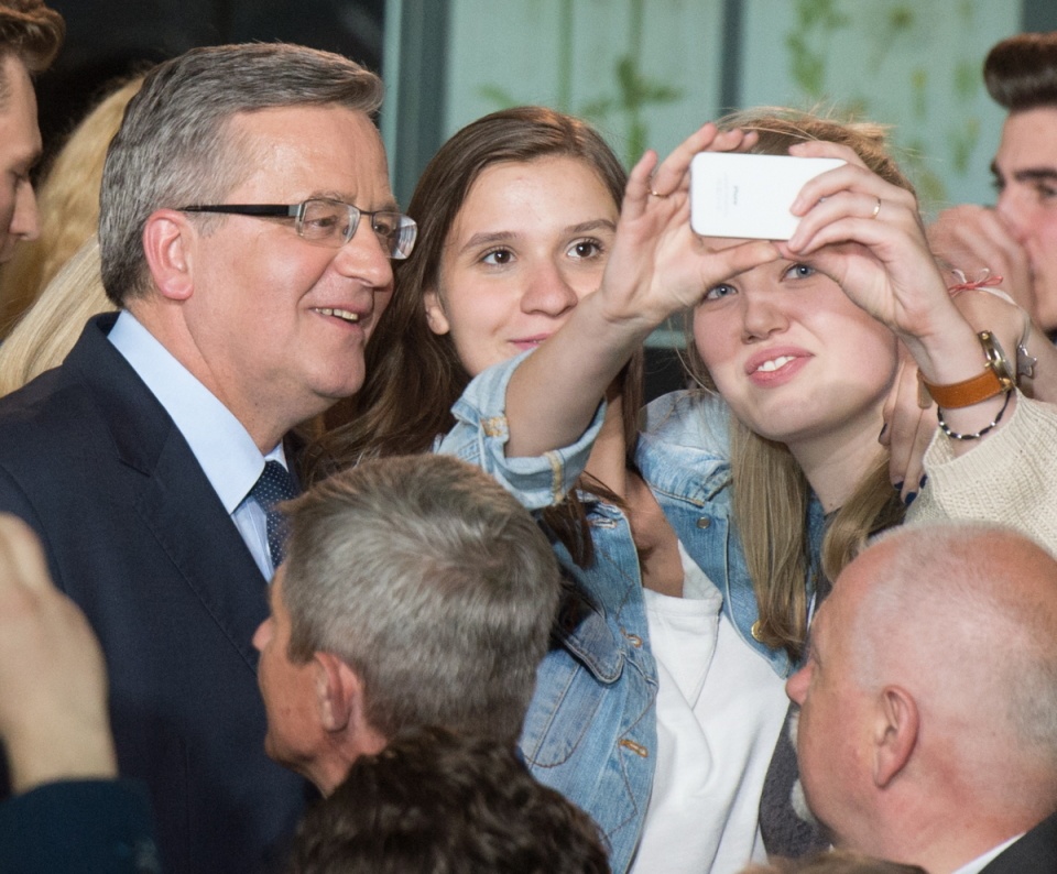 Ubiegający się o reelekcję prezydent Bronisław Komorowski (L), 14 bm. podczas spotkania wyborczego w Łódzkim Centralnym Muzeum Włókiennictwa. PAP/Grzegorz Michałowski