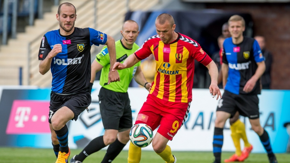 van Mayeuski (L) z bydgoskiego klubu Zawisza i Przemysław Trytko (C) z Korony Kielce w meczu grupy spadkowej T-Mobile Ekstraklasy w Bydgoszczy. Fot. PAP/Tytus Żmijewski