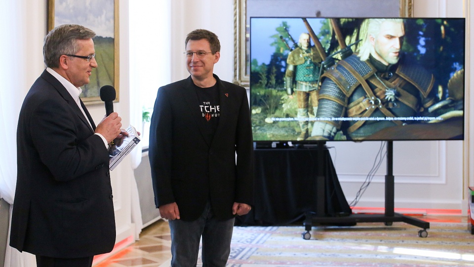 Prezydent Bronisław Komorowski i prezes Zarządu CD Projekt Adam Kiciński podczas spotkania prezydenta z twórcami gry "Wiedźmin". Fot. PAP/Paweł Supernak