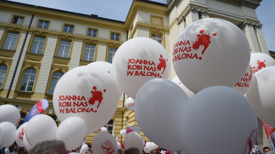 Protestujący nauczyciele domagali się poszanowania zawodu nauczyciela, zwiększenia nakładów na edukację, w tym podwyżek wynagrodzeń nauczycieli oraz zahamowania likwidacji szkół przez samorządy. Fot. PAP/Radek Pietruszka