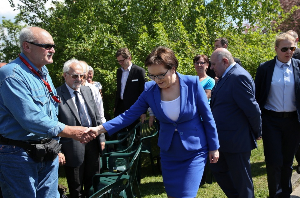 Premier Ewa Kopacz (C) spotkała się w kompleksie "Rodzinny Ogród Działkowy - Bemowo 2" w Warszawie z działkowcami oraz przedstawicielami Polskiego Związku Działkowców. Fot. PAP/Rafał Guz