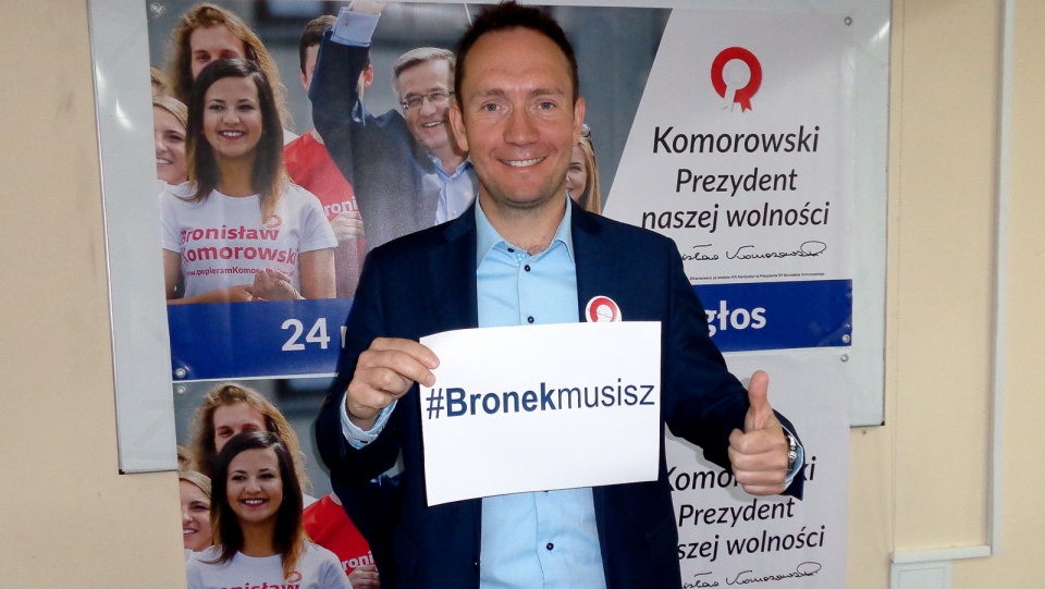 Poseł Tomasz Szymański podkreślający swoje poparcia dla Bronisława Komorowskiego. Fot. Marcin Doliński