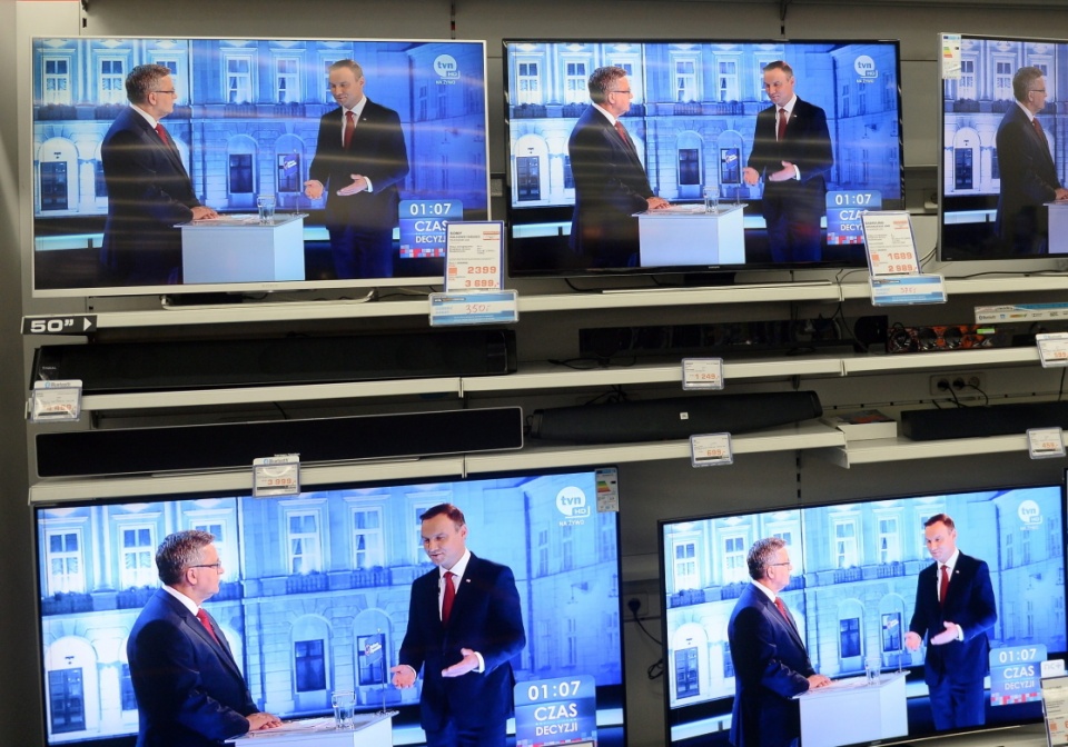 Transmisja debaty w jednym ze sklepów RTV w Warszawie, 21 bm. Fot. PAP/Bartłomiej Zborowski